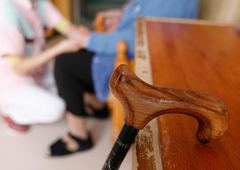 Izživljanje nad oskrbovanci doma starejših: v času nastanka pretresljivega posnetka poleg 16-letnice prisotna še ena oseba