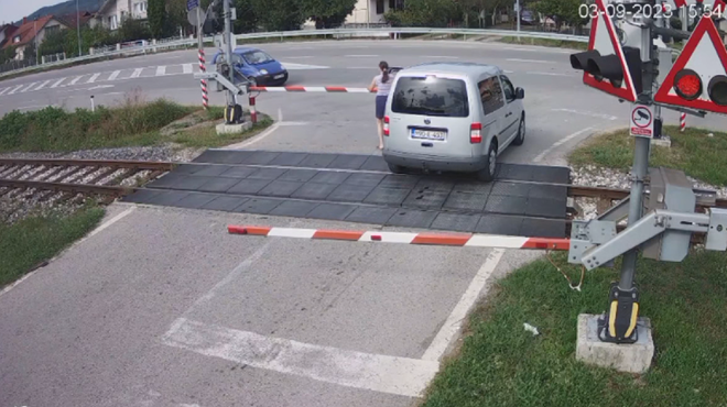 Saj ni res, pa je: voznica kljub prižgani signalizaciji zapeljala na železniško progo in izstopila iz vozila (VIDEO) (foto: Facebook/Novi Grad Info)