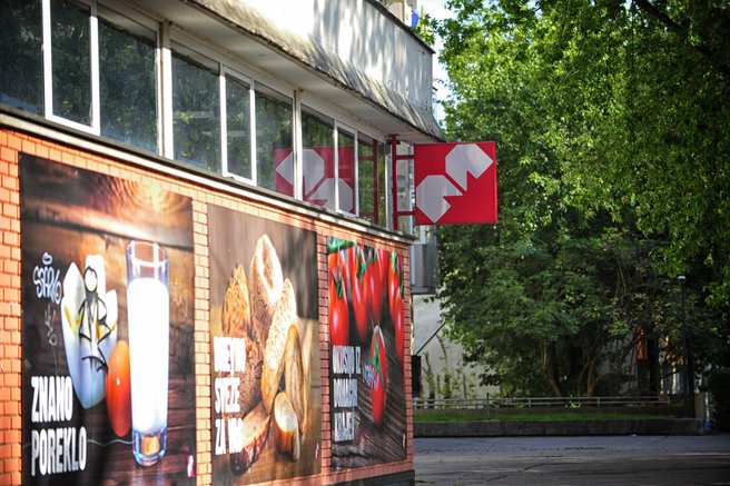 Mercator mrzlično zapira poslovalnice: zaposleni tavajo v temi