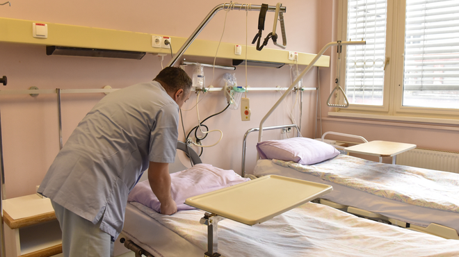 Prostorska stiska na infekcijski kliniki: postelj ni, bolniki so nameščeni kar na hodniku (foto: Žiga Živulovič jr./Bobo)