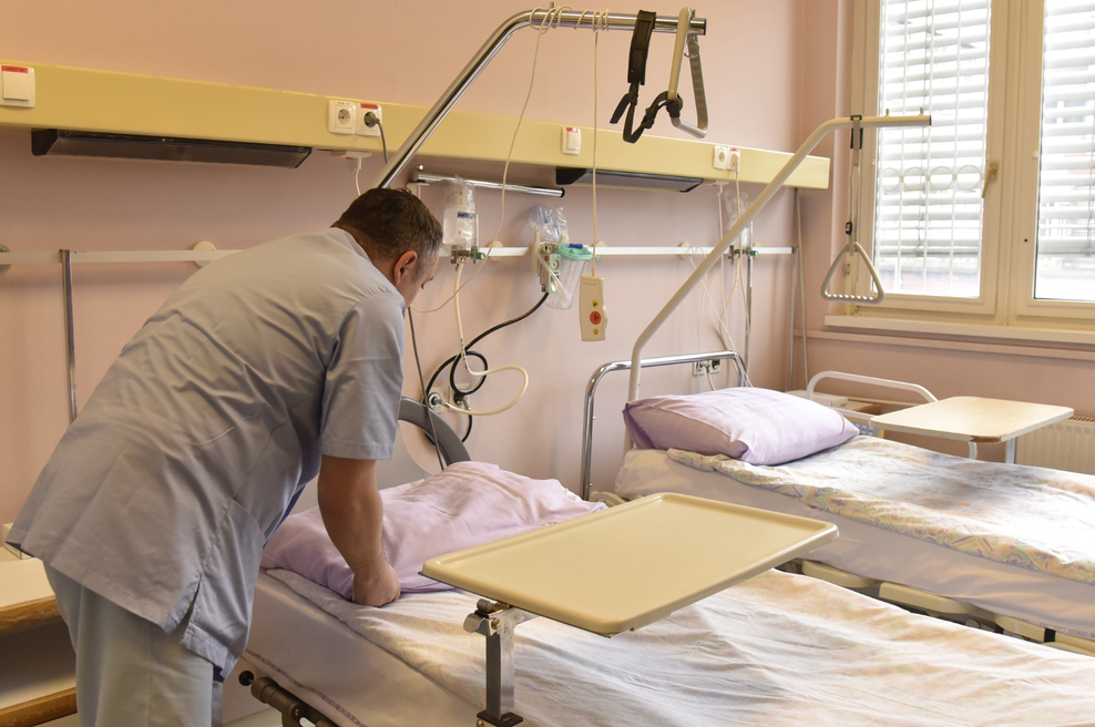 Odziv vodstva UKC na nesprejemljiv primer nasilja nad pacientom: če bo potrjena resničnost incidenta, nasilneža najverjetneje čaka ... (foto: Žiga Živulovič jr./Bobo)