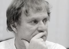 Smrt priljubljenega voditelja šokirala javnost: mnogi so se odzvali na družbenih omrežjih, poklonila se mu je tudi Nataša Pirc Musar