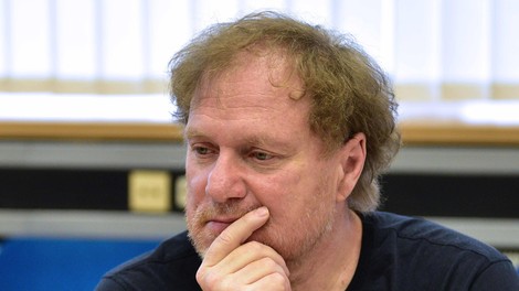 Ganljivo: po prezgodnji smrti radijskega velikana želi njegov prijatelj napisati knjigo spominov (sodelujete lahko tudi vi)