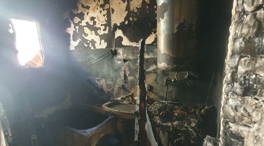 Prava groza v Izoli: od stanovanja ni ostalo skoraj nič, dve osebi so prepeljali v bolnišnico (foto: PGD Izola/posnetek zaslona)