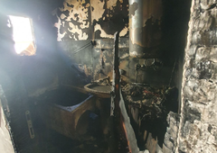 Prava groza v Izoli: od stanovanja ni ostalo skoraj nič, dve osebi so prepeljali v bolnišnico