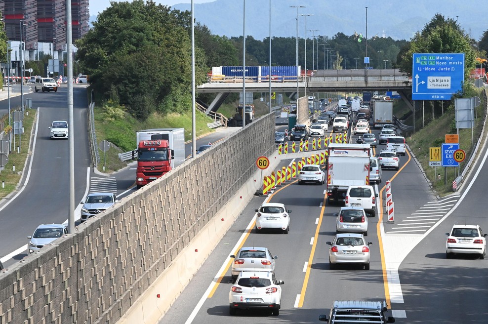Pozor! Kot je bilo za začetek praznikov pričakovano, na cestah nastajajo zastoji (preverite, kje) (foto: Žiga Živulovič jr./Bobo)