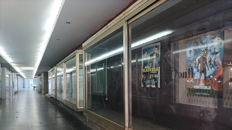 Podhod Name zaudarja po urinu, od novega kina ne duha ne sluha. Kaj pravijo na MOL-u?