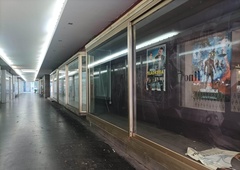 Podhod Name zaudarja po urinu, od novega kina ne duha ne sluha. Kaj pravijo na MOL-u?