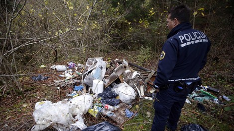 Migranti na poti čez Slovenijo: "Ljudje se zaklepajo v hiše." Država obljublja pomoč