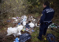 Migranti na poti čez Slovenijo: "Ljudje se zaklepajo v hiše." Država obljublja pomoč