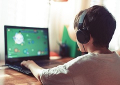 Digitalna zasvojenost postaja vedno večji problem tudi med mladimi: pripravljen program, ki vam lahko pomaga