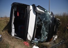 V grozljivi prometni nesreči štiri osebe umrle, kar 53 poškodovanih (policija razkrila podrobnosti)