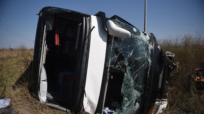 V grozljivi prometni nesreči štiri osebe umrle, kar 53 poškodovanih (policija razkrila podrobnosti) (foto: Profimedia)