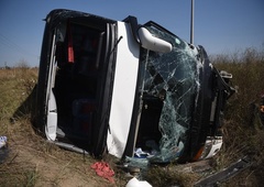 V grozljivi prometni nesreči štiri osebe umrle, kar 53 poškodovanih (policija razkrila podrobnosti)