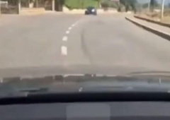 "Pokliči očka! Pokliči očka!" Grozljiv posnetek čelnega trčenja, objestni voznik divjal in vse snemal, nato pa ... (VIDEO)