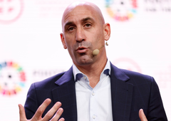 Predsednik španske nogometne zveze, ki je dvignil prah z neprimernim poljubom nogometne zvezdnice, odstopil s položaja