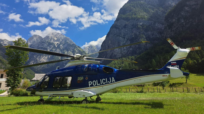 Naporen vikend za gorske reševalce: pohodnike s helikopterjem reševali kar devetkrat (foto: PU Kranj)