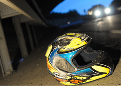 Pri Ljubljani motorist trčil v kovinsko ograjo in končal v reki (iz vode so ga reševali občani)