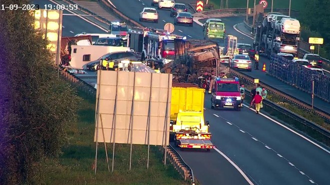Tragedija na obrobju Ljubljane: znane so okoliščine grozljive prometne nesreče, ki je vzela tri življenja (foto: OmrežjeX/promet.si)