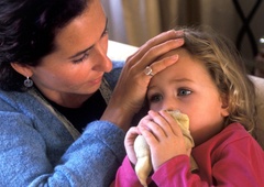 Bizarna navodila za nego bolnega otroka, ki razburjajo javnost (so pozabili na očete?)