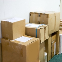 Zaposlena v pekarni iz poštne pošiljke zaslišala nenavadne zvoke: ko je policija odprla paket, so vsi osupnili