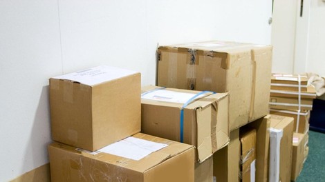 Zaposlena v pekarni iz poštne pošiljke zaslišala nenavadne zvoke: ko je policija odprla paket, so vsi osupnili