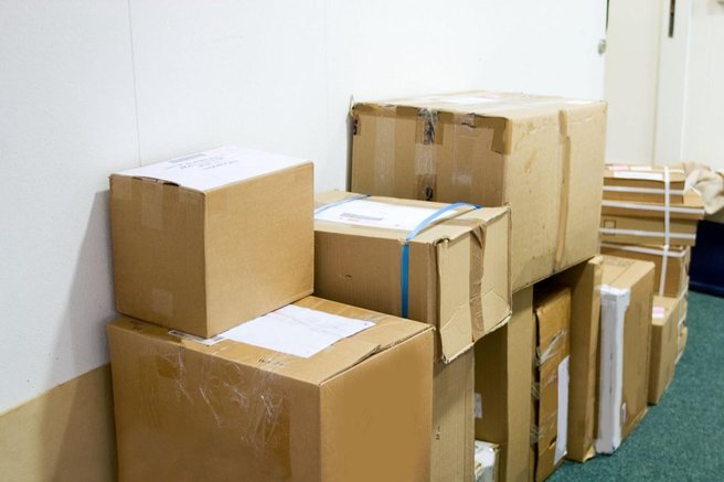 Zaposlena v pekarni iz poštne pošiljke zaslišala nenavadne zvoke: ko je policija odprla paket, so vsi osupnili