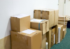 Zaposlena v pekarni iz poštne pošiljke zaslišala nenavadne zvoke: ko je policija odprla paket, so vsi osupnili