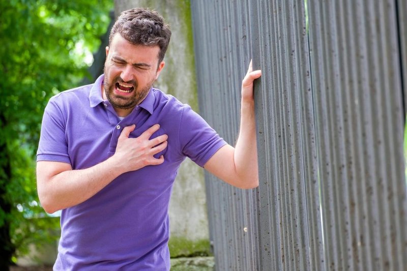 Bolečina v prsih je najbolj pogost znak za srčni infarkt.