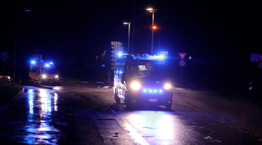 V grozljivi nesreči življenje izgubili trije mladi fantje: padli iz avtomobila in na kraju dogodka umrli (foto: Profimedia)