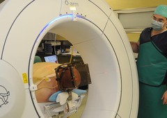 FOTO: V ljubljanskem UKC nova naprava za zdravljenje nekaterih resnih bolezni (dobili smo jo kot eni redkih v Evropi)