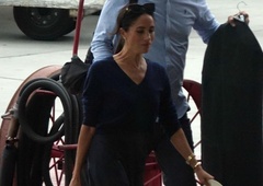 Meghan Markle je prispela v Združeno kraljestvo, a je ostala na letališču
