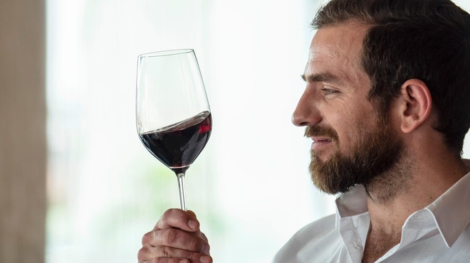 Kaj storiti, ko vam v vino pade mušica? (Razkrivamo, ali ga lahko popijete) (foto: Profimedia)