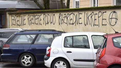 Problem grafitiranja v prestolnici: bi morala mestna občina subvencionirati odstranjevanje grafitov na stavbah v zasebni lasti?