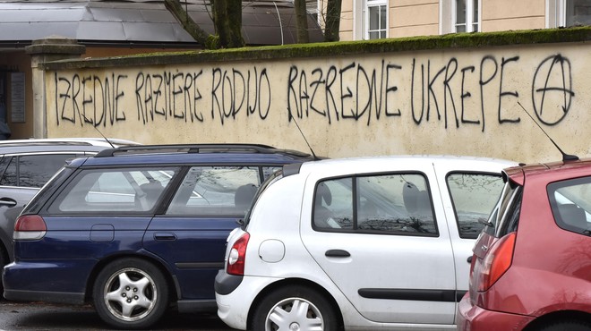 Problem grafitiranja v prestolnici: bi morala mestna občina subvencionirati odstranjevanje grafitov na stavbah v zasebni lasti? (foto: Žiga Živulovič jr./Bobo)