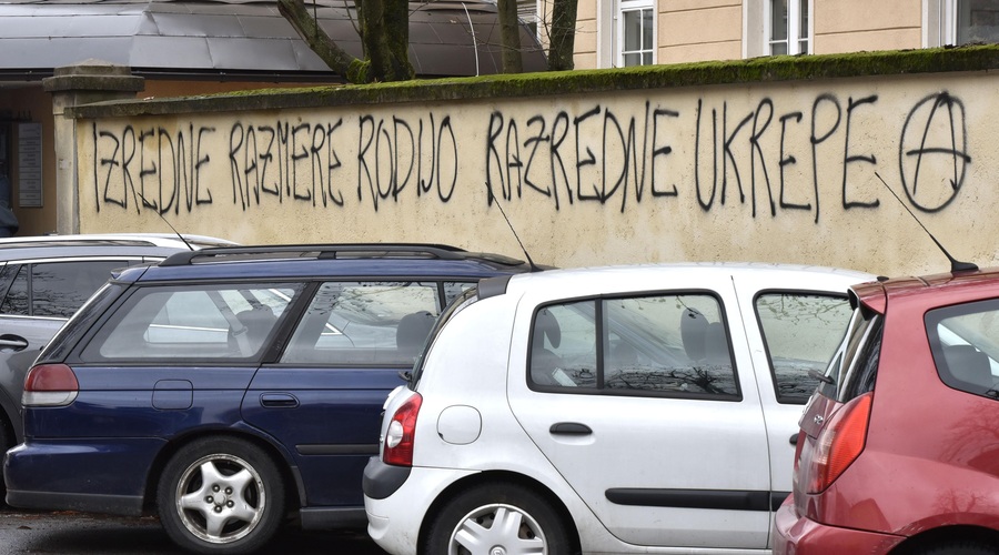Problem grafitiranja v prestolnici: bi morala mestna občina subvencionirati odstranjevanje grafitov na stavbah v zasebni lasti? (foto: Žiga Živulovič jr./Bobo)