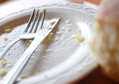 32-letnica v restavraciji zaužila priljubljeno jed in umrla, njen partner končal na intenzivni negi