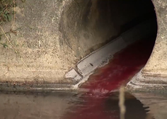 Kdo je kriv, da se je reka v Kopru obarvala rdeče? Po navedbah strokovnjakov gre za resno onesnaženje