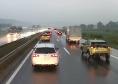 Prometni kaos na cestah: zaradi slabega vremena 14-kilometrski zastoj proti Ljubljani