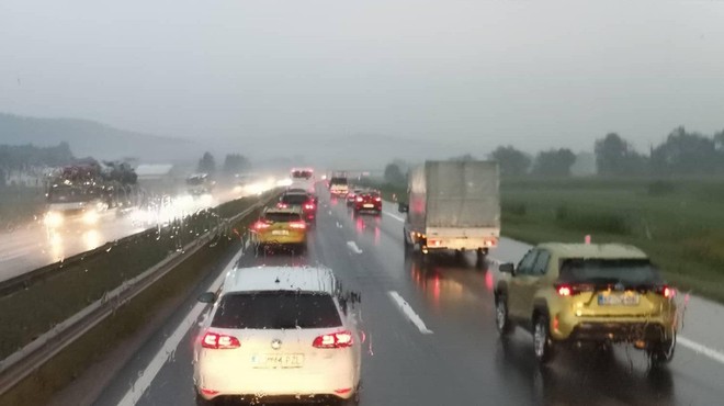 Prometni kaos na cestah: zaradi slabega vremena 14-kilometrski zastoj proti Ljubljani (foto: Facebook/ResevalniPas)
