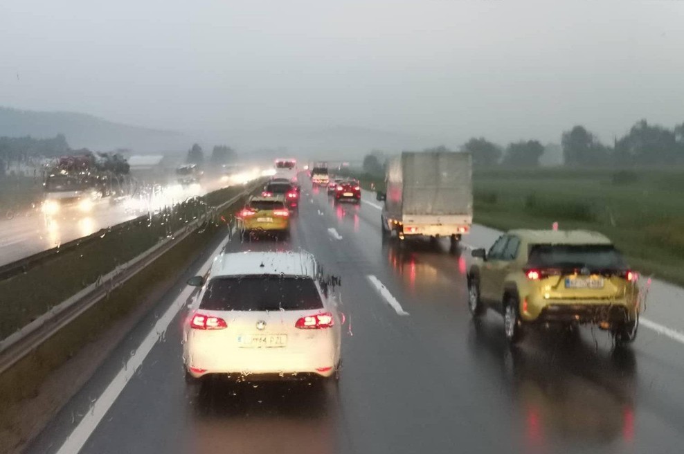 Prometni kaos na cestah: zaradi slabega vremena 14-kilometrski zastoj proti Ljubljani (foto: Facebook/ResevalniPas)