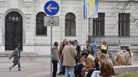 Ulična zabava v Ljubljani: "Zaspano in prometno cesto prebuditi, jo upočasniti, se po njej sprehoditi, poklepetati ..."