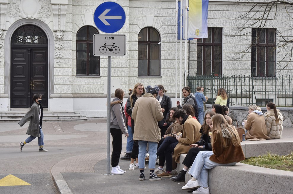 Ulična zabava v Ljubljani: "Zaspano in prometno cesto prebuditi, jo upočasniti, se po njej sprehoditi, poklepetati ..." (foto: Žiga Živulovič jr./Bobo)