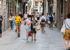 Korona pustoši po priljubljeni turistični destinaciji, med okuženimi tudi premier
