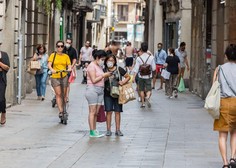 Korona pustoši po priljubljeni turistični destinaciji, med okuženimi tudi premier