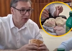 Poceni triki Aleksandra Vučića: pred televizijskimi kamerami "zmazal" sendvič s "pariško" in majonezo. Skoraj ... (VIDEO)