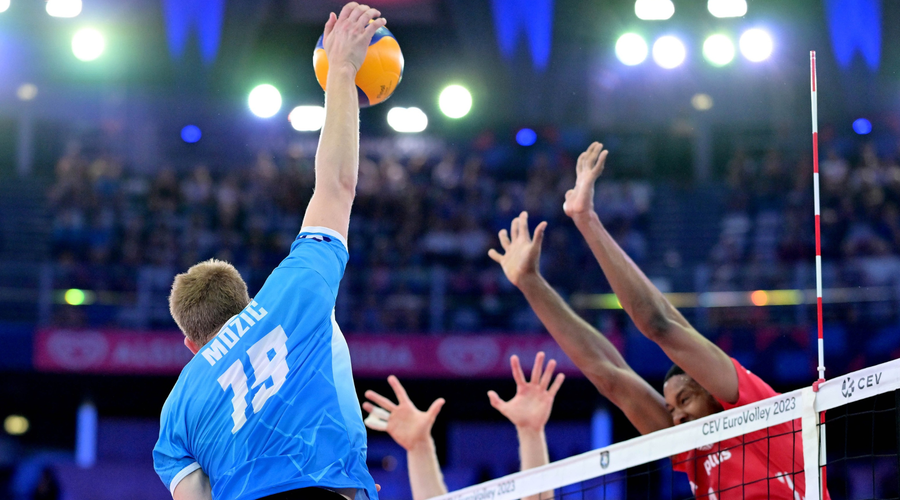 Nedopusten spodrsljaj na odbojkarskem polfinalu v Rimu: namesto slovenske zastave uporabili ... (foto: Profimedia)