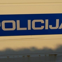 Delavci trgovskega podjetja brskali po odpadnem materialu in nenadoma prebledeli: takoj so poklicali policijo