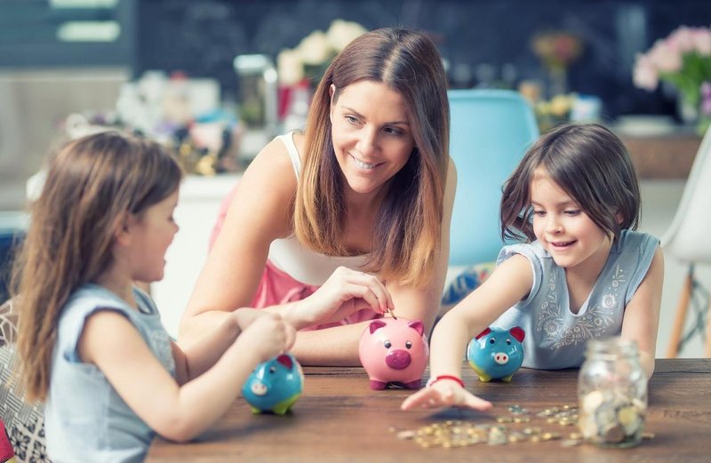 Že v zgodnjem otroštvu naučite otroke, zakaj je varčevanje pomembno.