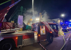 V Mariborskem podjetju za predelavo odpadkov izbruhnil požar: pri gašenju se je poškodoval eden od gasilcev